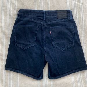 Highrise Levi’s denim shorts